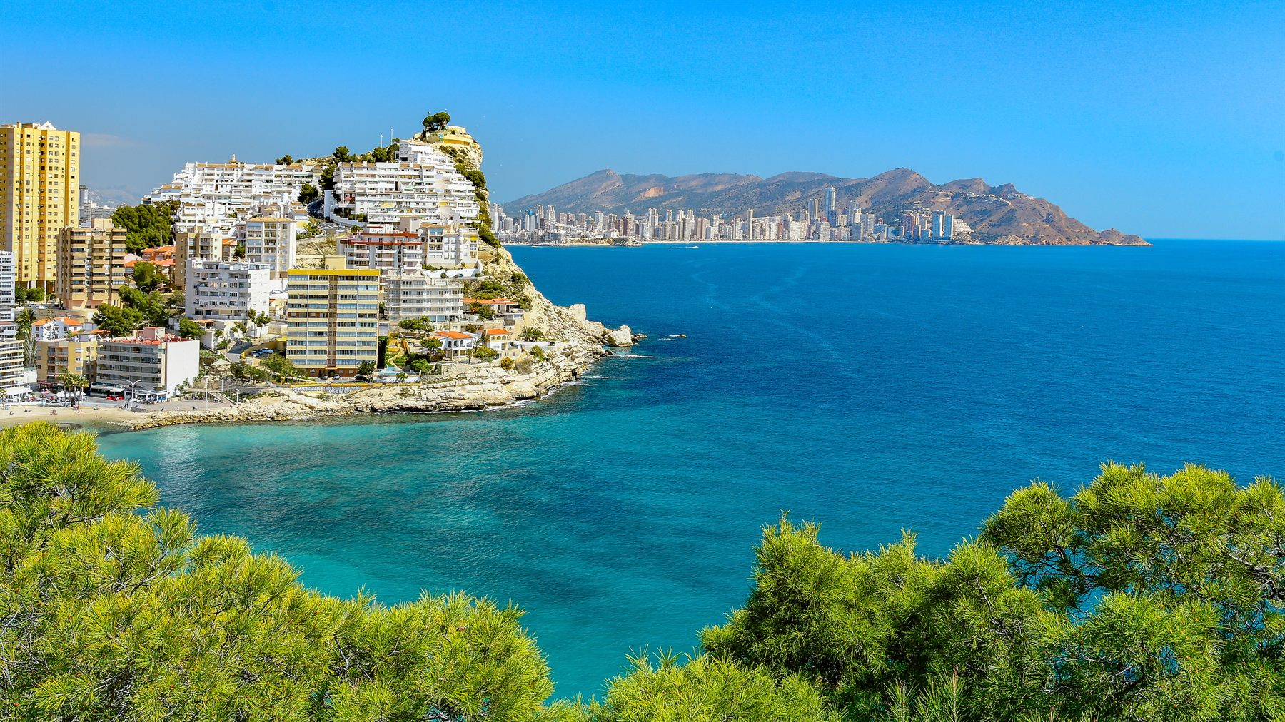 Kustlijn van de Costa Blanca met witte woningen aan zee