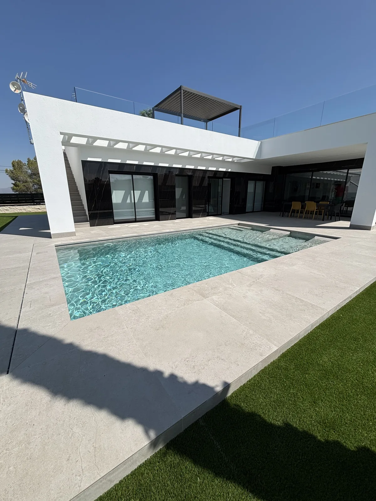 Moderne villa met dakterras en zwembad