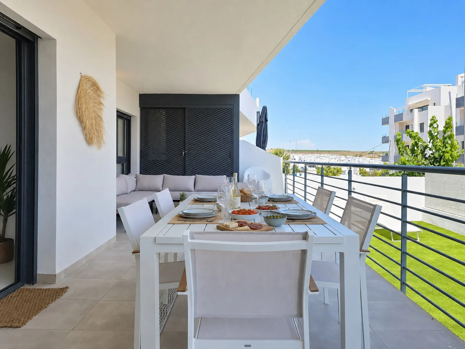 Gestyled terras met eettafel, buitenbank en uitzicht, styling door Yvonne Raaijmakers